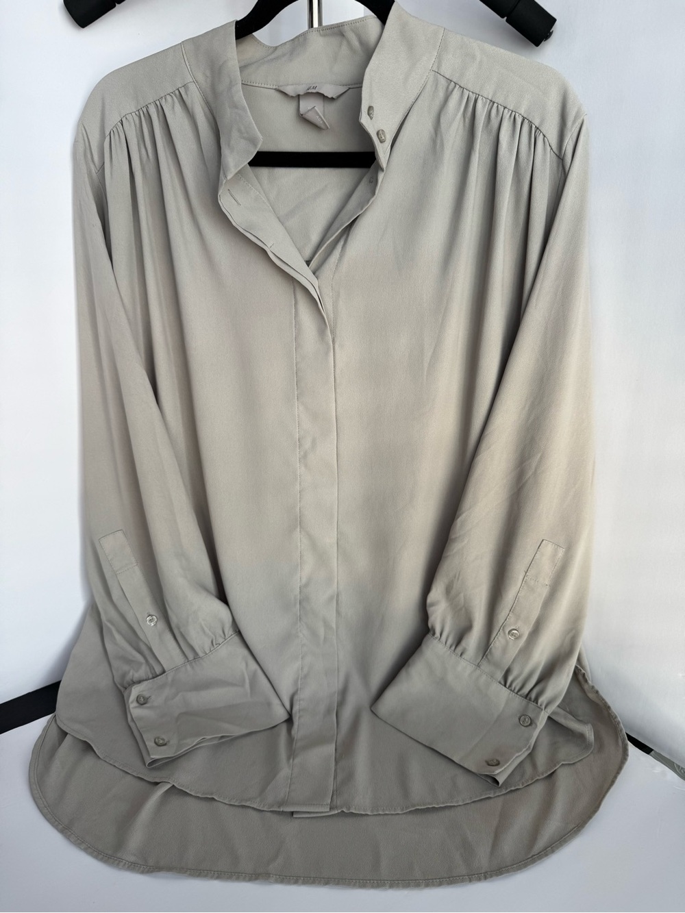 H&M Women’s Beige Long Sleeve Blouse Hidden Button Front High Neck Size Large